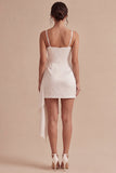 Vestido mini blanco de correas finas con lazo