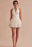 Un vestido mini corsé blanco con volantes con capas y halter, línea
