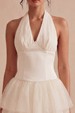 Un vestido mini corsé blanco con volantes con capas y halter, línea