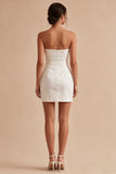 Vestido blanco sin tirantes con arcos fruncidos, con abertura