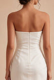 Vestido blanco sin tirantes con arcos fruncidos, con abertura
