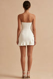 Vestido blanco sin tirantes con volantes
