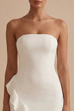 Vestido blanco sin tirantes con volantes