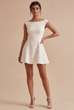 Un vestido blanco pequeño de cuello bateau