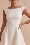 Un vestido blanco pequeño de cuello bateau