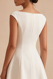 Un vestido blanco pequeño de cuello bateau
