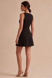 Vestido negro de satén de cuello bateau A