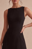 Vestido negro de satén de cuello bateau A