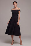 Un vestido negro midi de hombros descubiertos