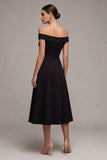 Un vestido negro midi de hombros descubiertos
