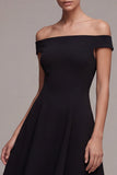 Un vestido negro midi de hombros descubiertos