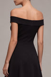 Un vestido negro midi de hombros descubiertos