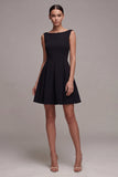 Vestido negro pequeño de cuello barco de línea A