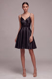 Vestido negro pequeño de tirantes finos fruncidos