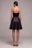 Vestido negro pequeño de tirantes finos fruncidos