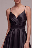 Vestido negro pequeño de tirantes finos fruncidos