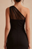Vestido negro ajustado de malla de un hombro