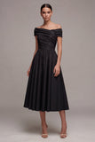 Vestido formal negro de franzas largas y línea A fuera del hombro