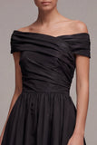 Vestido formal negro de franzas largas y línea A fuera del hombro