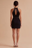 Vestido negro pequeño y ajustado con escote redondo y apretado