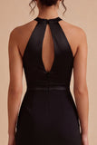 Vestido negro pequeño y ajustado con escote redondo y apretado