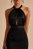Vestido negro pequeño y ajustado con escote redondo y apretado
