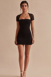 Vestido negro ajustado de manga corta y malla