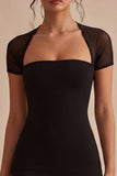 Vestido negro ajustado de manga corta y malla