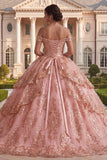 Vestido de baile rosa con volantes descubiertos con hombros descubiertos