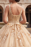Vestido de baile champán con escote en V y aplicada de quinceañera