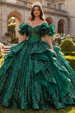Vestido de baile de quinceañera verde oscuro con volantes caídos del hombro