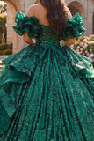 Vestido de baile de quinceañera verde oscuro con volantes caídos del hombro