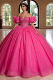 Vestido de gala de corsé fucsia con hombros descubiertos y brillante vestido de quinceañera