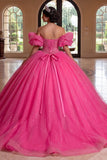 Vestido de gala de corsé fucsia con hombros descubiertos y brillante vestido de quinceañera