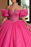Vestido de gala de corsé fucsia con hombros descubiertos y brillante vestido de quinceañera