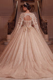 Vestido de gala de quinceañera con corsé y escote en V con camiseta de cabecera y mangas de capa