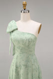 Vestido de dama de honor largo floral de un hombro con lazo y salvia polvorienta