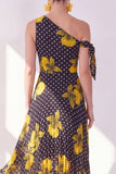 Vestido midi de chiffon de un solo hombro con flor amarilla negra y línea en A