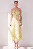 Vestido midi floral midi amarillo de gasa sin tirantes