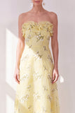 Vestido midi floral midi amarillo de gasa sin tirantes