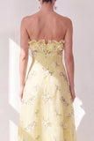 Vestido midi floral midi amarillo de gasa sin tirantes