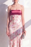 Vestido midi floral sin tirantes de satén rosa con abertura