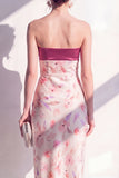 Vestido midi floral sin tirantes de satén rosa con abertura