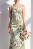 Vestido largo largo de dama de honor de satén de satén verde salvia con flores y escote cuadrado