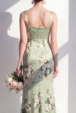 Vestido largo largo de dama de honor de satén de satén verde salvia con flores y escote cuadrado