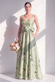 Vestido largo de dama de honor largo floral de satén en línea A verde salvia con cuello cuadrado y cinturón