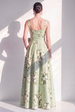 Vestido largo de dama de honor largo floral de satén en línea A verde salvia con cuello cuadrado y cinturón