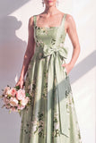Vestido largo de dama de honor largo floral de satén en línea A verde salvia con cuello cuadrado y cinturón