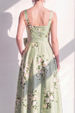 Vestido largo de dama de honor largo floral de satén en línea A verde salvia con cuello cuadrado y cinturón