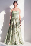 Vestido largo largo de dama de honor sin tirantes de satén verde salvia A-Line floral